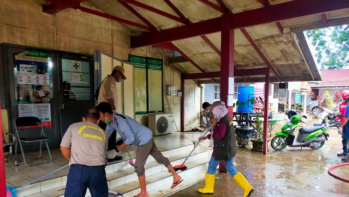 Banjir di Kutai Timur (Kutim), Kaltim sudah mulai surut. Kini 540 personel gabungan dikerahkan untuk bersih-bersih.