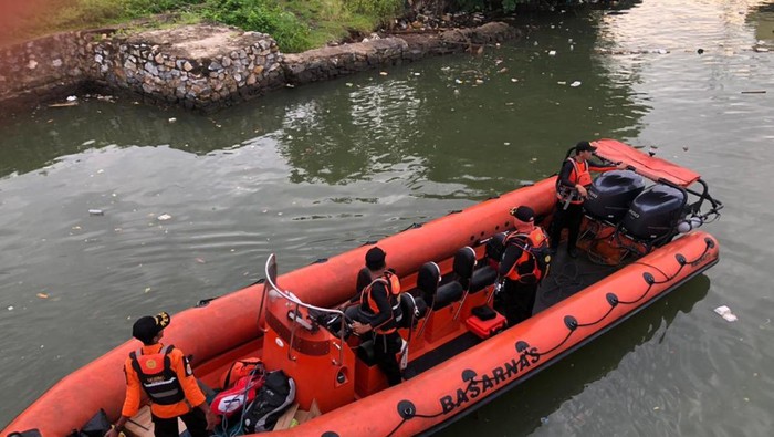 Basarnas Kendari melakukan pencarian terhadap nelayan yang hilang di laut.