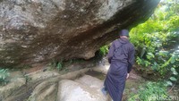 Tak ada yang mengetahui persis kapan dan bagaimana batu berdiameter lebih kurang 15 meter itu bisa kokoh berdiri. Aneh tapi nyata, tak ada pondasi yang mengikat, batu itu hanya menempel pada tanah dan batu datar yang berukuran besar juga di bawahnya. (Foto: Ikbal Slamet/detikcom)