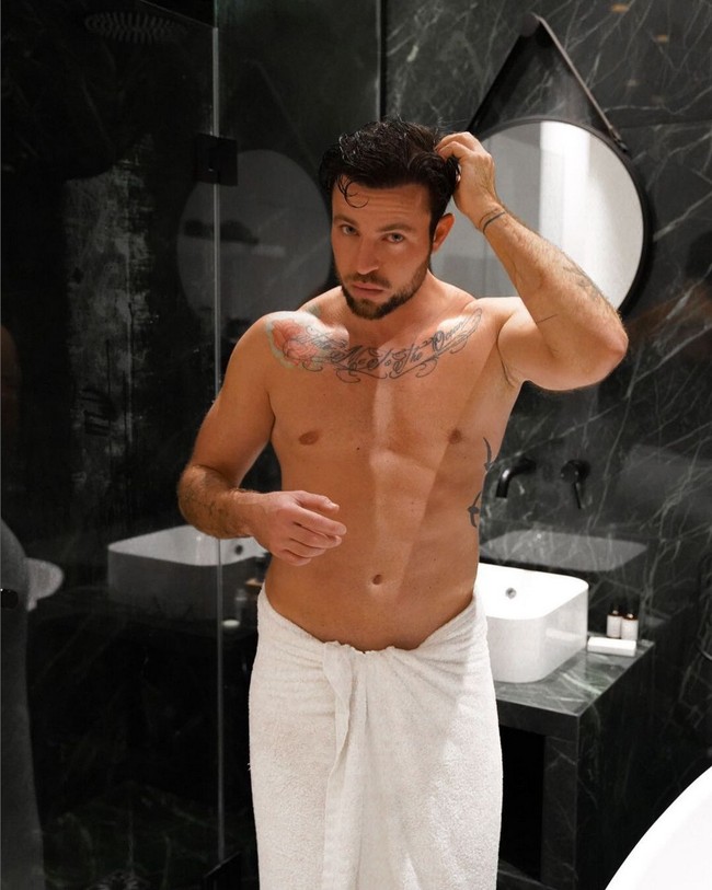 Ben Melzer lahir sebagai wanita dengan nama Yvonne. Sejak remaja, dia tidak pernah merasa nyaman dengan tubuhnya sendiri. Sampai akhirnya memutuskan jadi pria. Ben Melzer merupakan model transgender pertama yang pernah menjadi bintang di sampul majalah fitness pria, Mens Health Germany. Foto: Instagram/@benjaminryanmelze