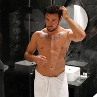 Ben Melzer lahir sebagai wanita dengan nama Yvonne. Sejak remaja, dia tidak pernah merasa nyaman dengan tubuhnya sendiri. Sampai akhirnya memutuskan jadi pria. Ben Melzer merupakan model transgender pertama yang pernah menjadi bintang di sampul majalah fitness pria, Mens Health Germany. Foto: Instagram/@benjaminryanmelze