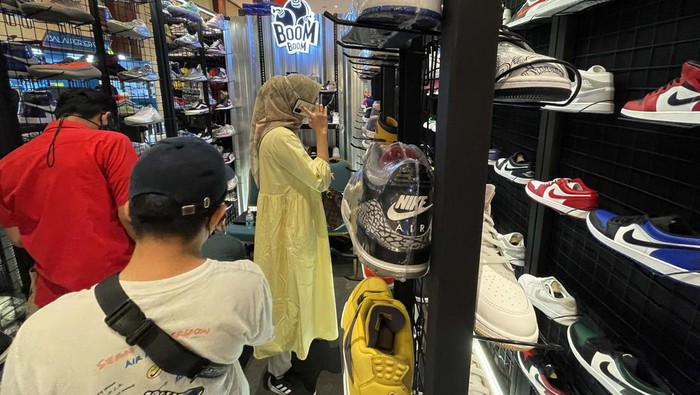 Berburu Sepatu di Jakarta Sneaker Day 2022 Jakarta Sneaker Day (JSD) 2022 kembali digelar secara offline di Senayan City, Jakarta. Puluhan merek lokal pun unjuk kebolehan.