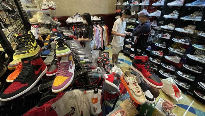 Berburu Sepatu di Jakarta Sneaker Day 2022 Jakarta Sneaker Day (JSD) 2022 kembali digelar secara offline di Senayan City, Jakarta. Puluhan merek lokal pun unjuk kebolehan.