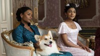 Dia dihadapkan dengan cinta segitiga dengan kakak-adik Sharma. Foto: LIAM DANIEL/NETFLIX
