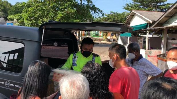 Bripka Zulhamsyah Putra, polisi di Tanjungpinang kerap bagi-bagi sembako dan makanan ke warga kurang mampu