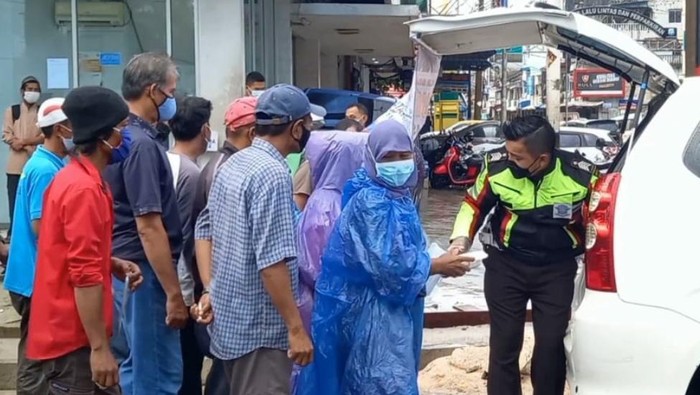 Bripka Zulhamsyah Putra, polisi di Tanjungpinang kerap bagi-bagi sembako dan makanan ke warga kurang mampu