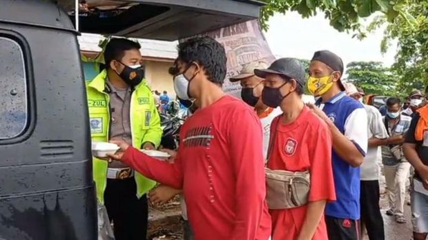 Bripka Zulhamsyah Putra, polisi di Tanjungpinang kerap bagi-bagi sembako dan makanan ke warga kurang mampu