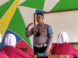 Kisah Briptu Akka Mahpudin Bangun Sekolah Gratis untuk Anak Yatim di Sukabumi