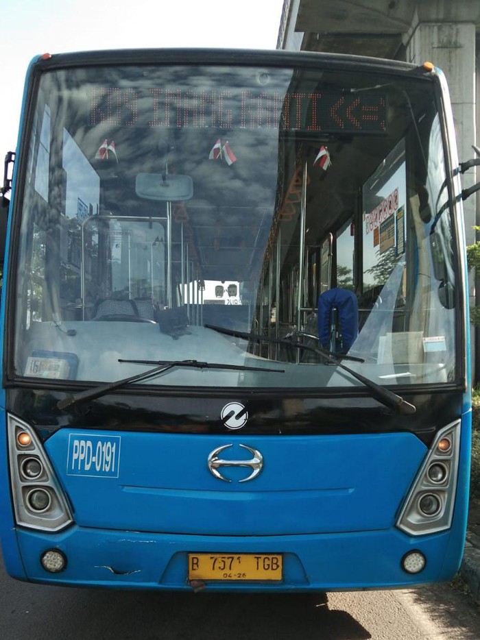 Bus TransJakarta Tabrak mobil-truk galon di exit Tol Kodam Jaktim (Foto:istimewa)
