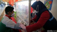 Petugas memeriksa kesehatan para sopir bus Antar Kota Antar Provinsi (AKAP) di Terminal Kampung Rambutan, Jakarta, Kamis (24/3/2022).