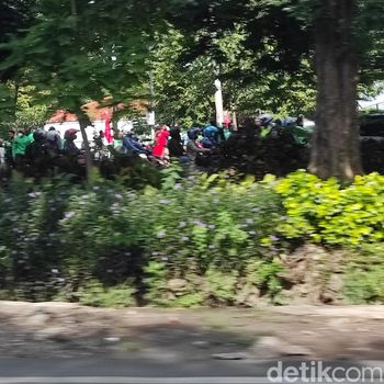 Demo ojol di Surabaya