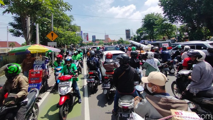 demo ojol di surabaya