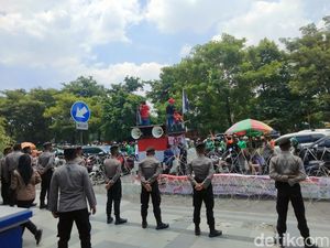 Pendemo Ojol di Kantor Dishub Jatim Teriakkan Uraa Ala Putin