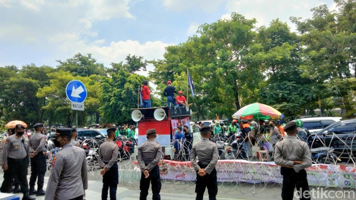 Demo ojol di Surabaya