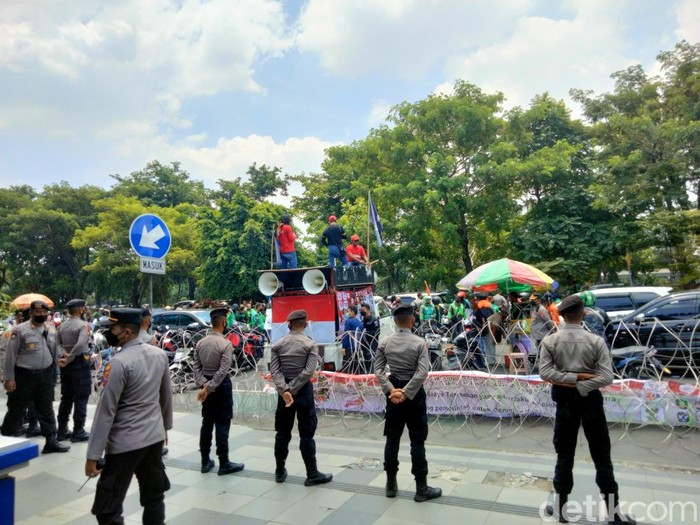 Demo ojol di Surabaya