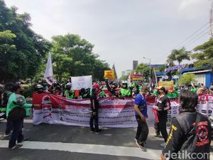 Ribuan Ojol di Surabaya Demo Tuntut Evaluasi Biaya Murah dari Aplikator