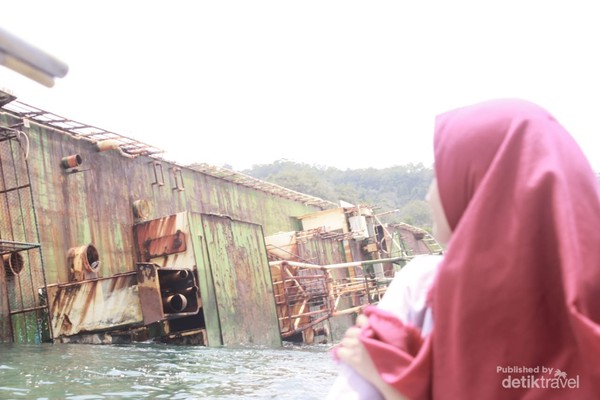 Foto ini adalah  Kapal MV Viking yang ditenggelamkan oleh Menteri Kelautan dan Perikanan, Ibu Susi Pudjiastuti.