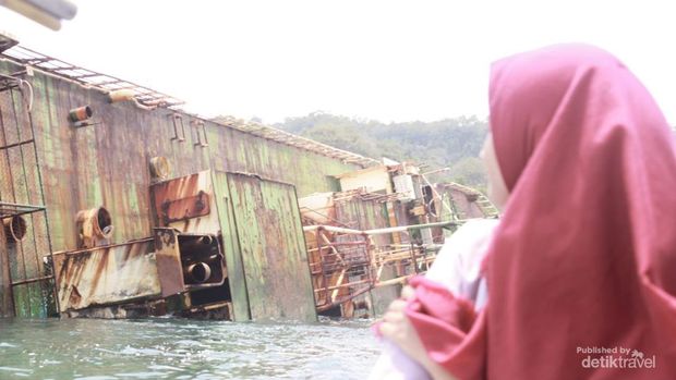 Foto ini adalah  Kapal MV Viking yang ditenggelamkan oleh Menteri Kelautan dan Perikanan, Ibu Susi Pudjiastuti.