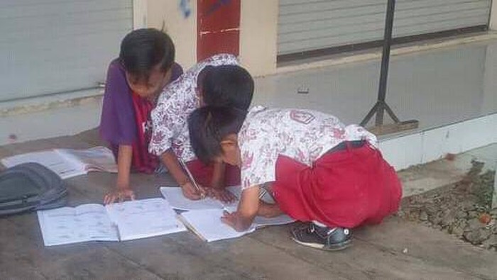 Dua siswa SDN 251 di Luwu, Sulsel belajar di pasar gegera belum vaksin sehingga dilarang masuk sekolah.