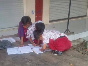 Siswa SD di Luwu Belajar di Pasar Gegara Belum Vaksin-Dilarang Masuk Sekolah