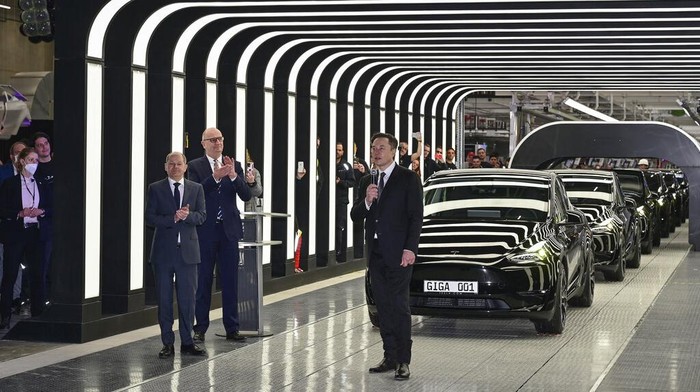 Elon Musk Buka Pabrik Raksasa Tesla di Jerman The construction site of the new Tesla Gigafactory for electric cars is pictured in Gruenheide near Berlin, Germany, Friday, March 18, 2022. (AP Photo/Michael Sohn)