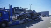 Sebuah truk penuh dengan mobil Tesla meninggalkan Pabrik Tesla Giga yang baru untuk pengiriman. (AP/Michael Sohn)