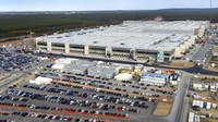 Pabrik raksasa yang disebut Gigafactory ini akan mempekerjakan 12.000 orang dan memproduksi 500.000 unit kendaraan per tahun setelah sepenuhnya beroperasi. (AP/Michael Sohn)