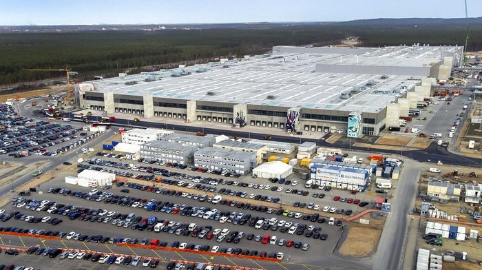 Elon Musk Buka Pabrik Raksasa Tesla di Jerman The construction site of the new Tesla Gigafactory for electric cars is pictured in Gruenheide near Berlin, Germany, Friday, March 18, 2022. (AP Photo/Michael Sohn)