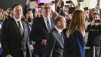 Kanselir Jerman Olaf Scholz (ketiga kiri) menghadiri upacara pembukaan di Gruenheide, tenggara Ibu Kota Berlin.  (AP/Patrick Pleul)