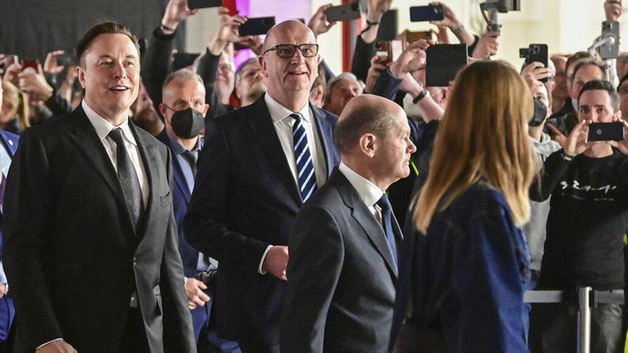 German Chancellor Olaf Scholz, right, Dietmar Woidke, Minister-President of the State of Brandenburg, center, and Elon Musk, Tesla CEO, left, attend the opening of the Tesla factory Berlin Brandenburg in Gruenheide, Germany, Tuesday, March 22, 2022. The first European factory in Gruenheide, designed for 500,000 vehicles per year, is an important pillar of Teslas future strategy. (Patrick Pleul/Pool via AP)