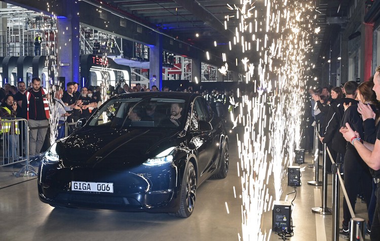 Elon Musk Buka Pabrik Raksasa Tesla di Jerman The construction site of the new Tesla Gigafactory for electric cars is pictured in Gruenheide near Berlin, Germany, Friday, March 18, 2022. (AP Photo/Michael Sohn)