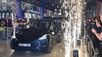 Sebenarnya, Elon Musk bukan pendiri Tesla, melainkan Marc Tarpenning dan Martin Eberhard. Elon Musk dulu memimpin pendanaan Tesla dan kemudian menjadi CEO pada tahun 2008. Sejauh ini, Tesla masih sangat berkuasa di industri mobil listrik dan para rivalnya masih belum dapat bersaing. Foto: AP Photo