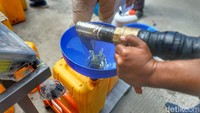 Dengan tidak bisa mendapatkan minyak goreng subsidi, Neneng terpaksa saat ini harus membeli minyak goreng yang harganya melambung tinggi di retail modern.
