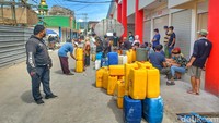 Neneng berharap harga dan ketersediaan minyak goreng bisa kembali normal. Menurutnya hal tersebut diketahui setelah dirinya telah beberapa kali melakukan antrean minyak goreng namun hasilnya nihil.