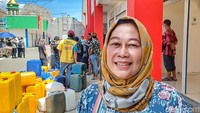 Warga Cikupa Padasuka, Kecamatan Kurtawaringin, Neneng (53) mengetahui informasi Operasi Pasar Murah (OPM) dari pemerintahan desa. Dengan info tersebut, Neneng langsung pergi ke pasar Soreang dan mengikuti antrean minyak goreng.