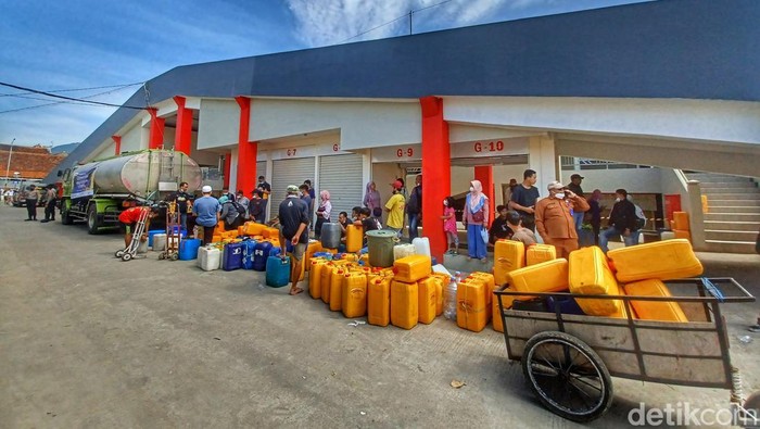 Salah seorang warga mengaku kecewa dengan adanya Operasi Pasar Murah (OPM) yang ada di Pasar Soreang, Kabupaten Bandung. Pasalnya OPM tersebut hanya diperuntukan bagi pedagang Pasar Soreang.
