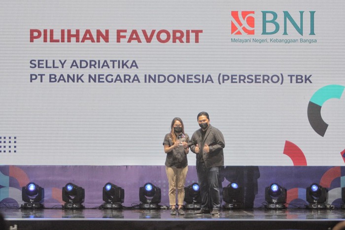 Erick Thohir Serahkan Penghargaan untuk BNI di BCOMSS 2022 BUMN Corporate Communications and Sustainability Summit (BCOMSS) menyerahkan sejumlah penghargaan kepada insan kehumasan di lingkungan BUMN pada acara puncaknya. Penghargaan ini salah satunya diraih oleh PT Bank Negara Indonesia (Persero) Tbk. (BNI).