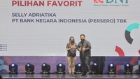 Dalam gelaran ini, VP Corporate Communication & CSR BNI Selly Adriatika mendapatkan penghargaan sebagai pemenang juara favorit Corporate Communication of The Year.