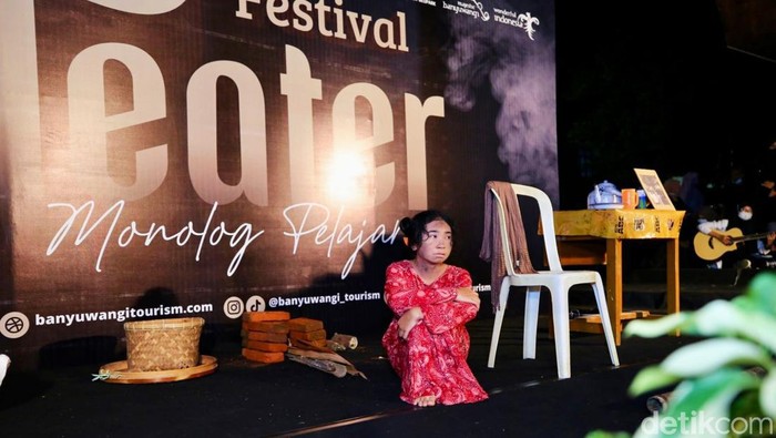 Festival Teater di Gedung Djuang 45 Banyuwangi yang digelar untuk menumbuhkan minat seni peran teater monolog.