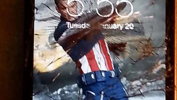 Aksi Captain Amerika menjebol layar ponsel dengan tamengnya. Foto: Boredpanda