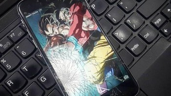 Super Saiyan 1 saja sudah seram, apalagi jika Goku berubah jadi Super Saiyan 4. Foto: Boredpanda