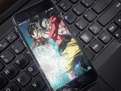 Kreatif! Layar Ponsel Retak Disulap Jadi Kece Lagi