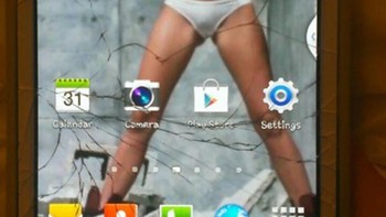 Pukulan palu godam dari Miley Cyrus. Foto: Boredpanda