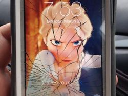 Kreatif! Layar Ponsel Retak Disulap Jadi Kece Lagi