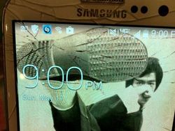 Kreatif! Layar Ponsel Retak Disulap Jadi Kece Lagi