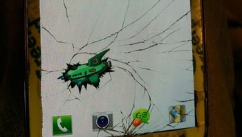 Tubrukan pesawat seolah membuat layar retak. Foto: Boredpanda