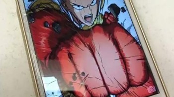 Tinju Saitama memecahkan layar ponsel. Foto: Boredpanda