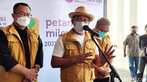 Gubernur Jabar, Ridwan Kamil, menghadiri acara inaugurasi sekaligus wisuda 1.249 petani milenial IPB University. Dia berharap akan semakin banyak petani muda. (Rizky AM/detikcom)