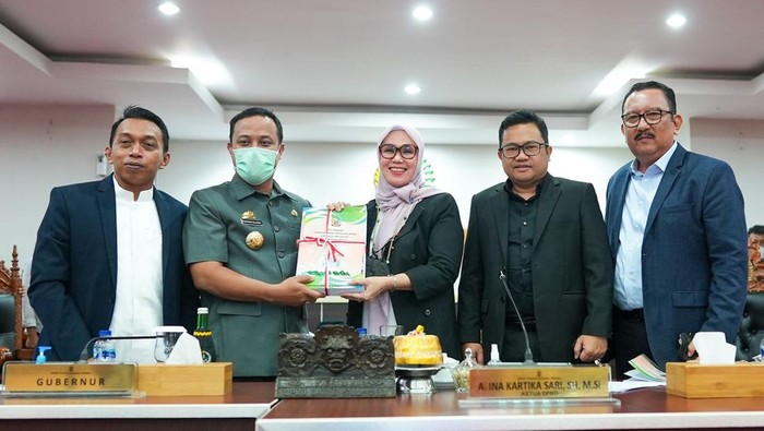 Gubernur Sulsel Andi Sudirman Sulaiman menyerahkan LKPJ 2021 ke DPRD Sulsel