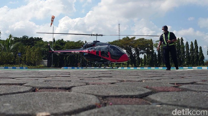 Ini DiaTaksi Terbang Cilegon-Soetta Bertarif Rp 7,5 Juta Taksi terbang helicity resmi beroperasi di Cilegon. Layanan taksi terbang menggunakan helikopter ini bertarif Rp 7,5 juta untuk 3 orang.